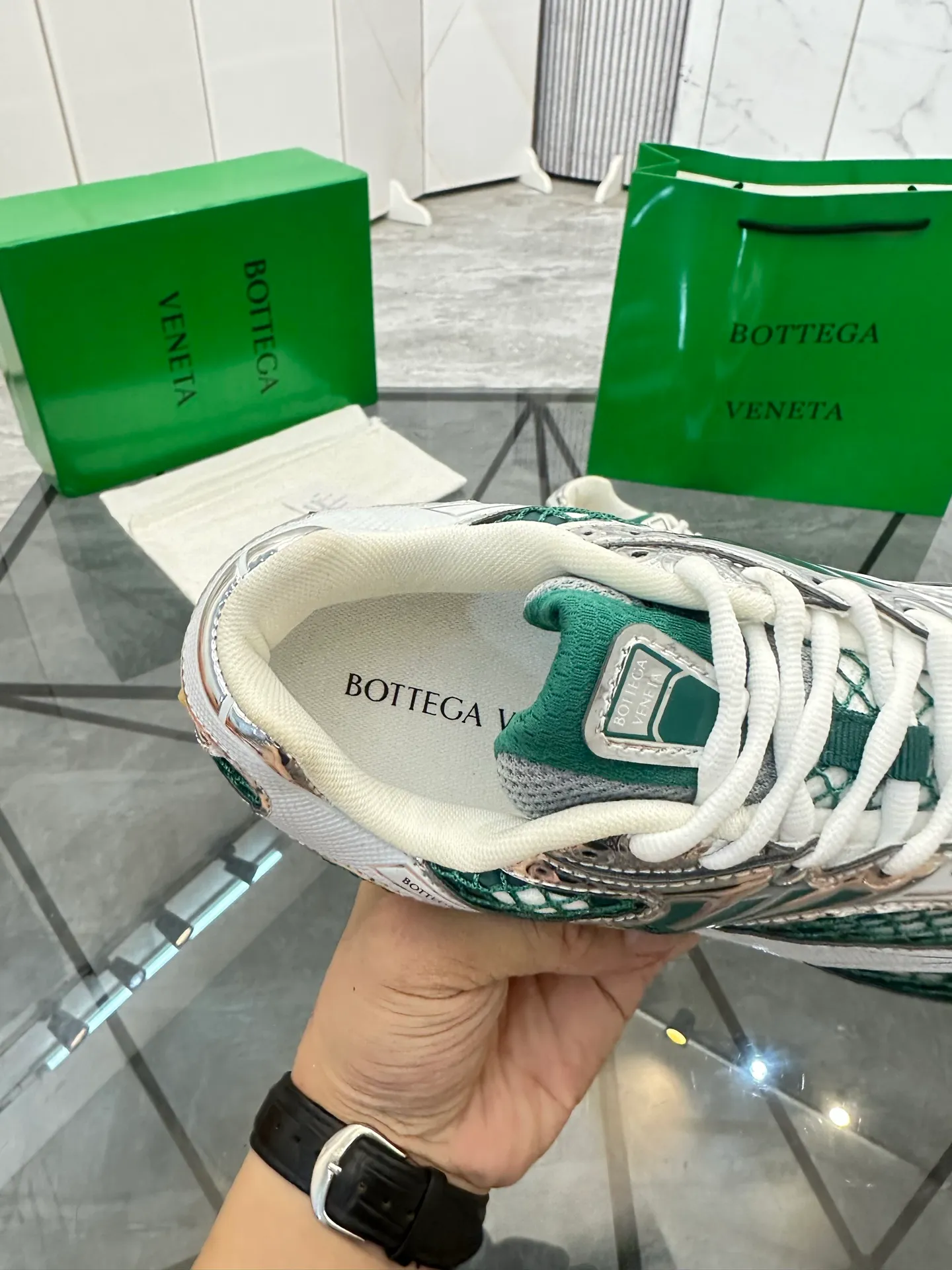 Factory men's shoes 💰: 620💰 (top version) BV Orbit sneakers Wang Yibo's same style couple's dad shoes Runner sneakers, made of lightweight technical mesh fabric. Matched with geometric pattern designed rubber outsole Wang Zha series high version Look for the package craftsmanship The actual height is much higher, but the legs are still slim. Very nice and playable and durable Matching to the standard 💯 Package shoe technology Look for the high version The outsole is made of color-blocked TPU outsole Women's model 35 36 37 38 39 40 41 (40 41 customized) Men's model 38 39 40 41 42 43 44 45. (Customized size 38 45.46) No. H345